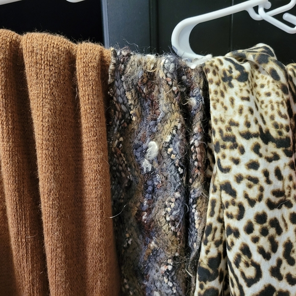 Scarves bundle.  And so many.  13 scarves total all in excellent condition. - Picture 7 of 9